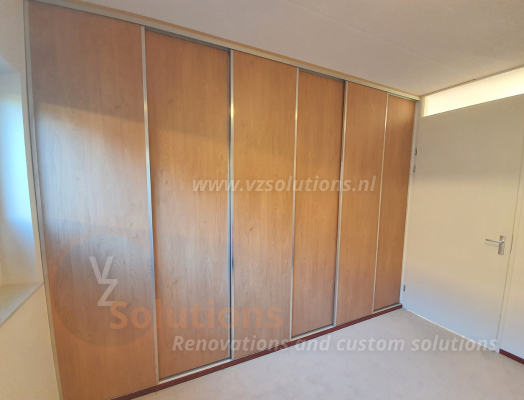 1 VZ Solutions – renovaties en maatwerk oplossingen – Plafondhoge kast – Schuifdeursysteem – Aluminium hoekprofielen – Met plinten afgewerkt 1