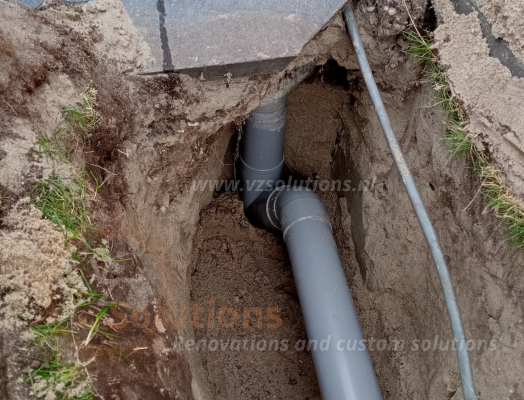 VZ Solutions – renovaties en maatwerk oplossingen – hemelwaterafvoer aansluiten voor overkapping – hemelwaterafvoer overkapping – op bestaande afvoer aansluiten 1